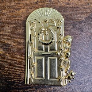 AJC Gold Christmas Door Pin Brooch Wreath Children Vintage 2.5 Inch